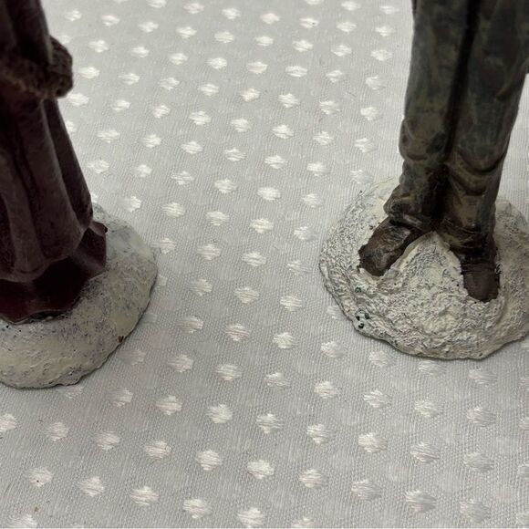 Vintage Windsor Collection Resin Christmas Caroler Family Figurines Set of 4 - Picture 8 of 9